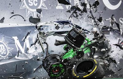 Accident înfiorător în F1! La 339 de km/h, mașina a fost făcută zob!