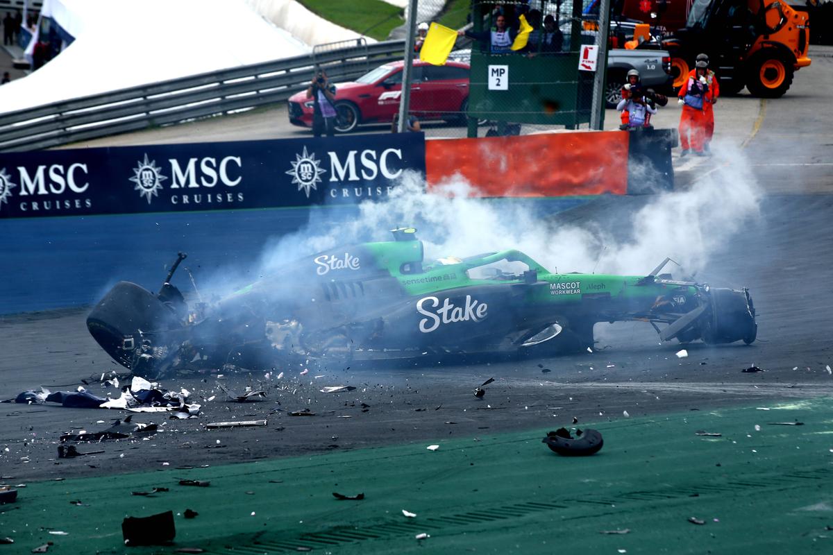 Accident înfiorător în F1! La 339 de km/h, mașina a fost făcută zob!