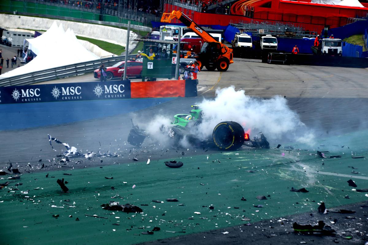 Accident înfiorător în F1! La 339 de km/h, mașina a fost făcută zob!