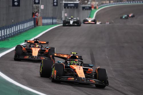 Lando Norris a câștigat Marele Premiu de Formula 1 al orașului Sao Paulo și a făcut un pas foarte important spre titlul mondial, reușind să-i învingă pe ambii săi urmăritori, Oscar Piastri și Max Verstappen.