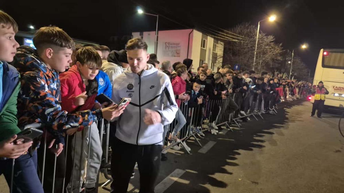 Ce s-a întâmplat la Sibiu după semieșecul lui FCSB: „Rămâi aici!” » Întâlnire emoționantă pentru titularul campioanei: „Ai grijă, mamă!”
