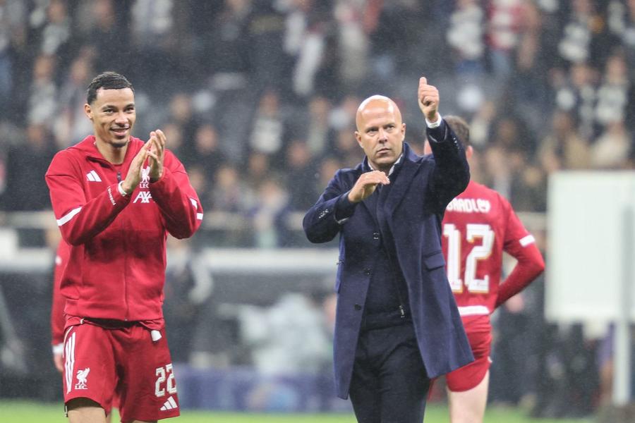 Hugo Ekitike și managerul Arne Slot / Foto: Imago Vedeta lui Liverpool surprinde cu declarațiile sale despre managerul Arne Slot: „Îmi suflă-n ceafă!”