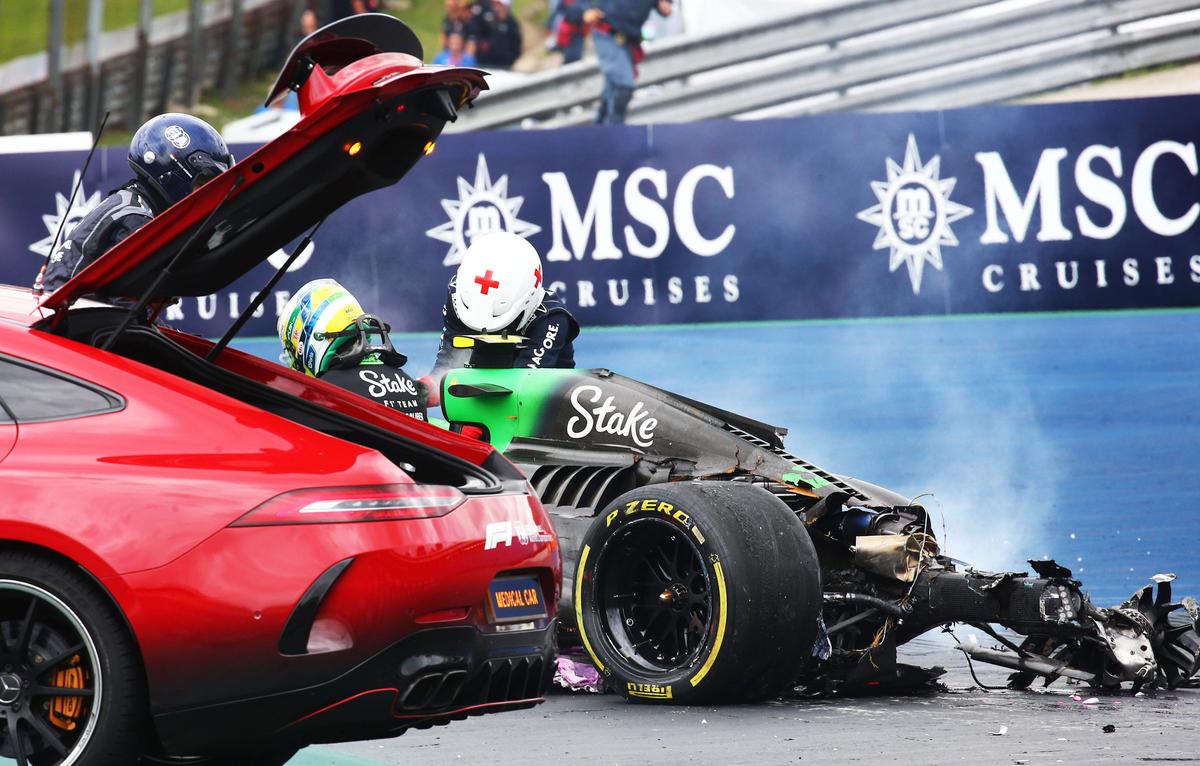 Accident înfiorător în F1! La 339 de km/h, mașina a fost făcută zob!
