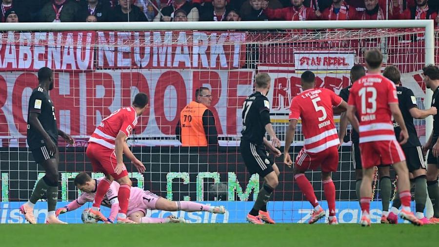 Manuel Neuer scapă din mâini, pe sub el, balonul care va ajunge în plasă Gafele în lanț l-ar putea costa scump pe Manuel Neuer » Condiția lui Bayern pentru a nu se despărți de căpitan!