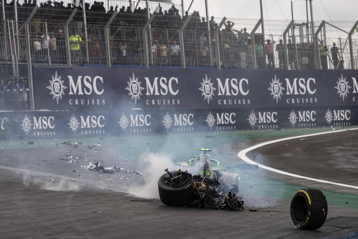 Accident înfiorător în F1! La 339 de km/h, mașina a fost făcută zob!