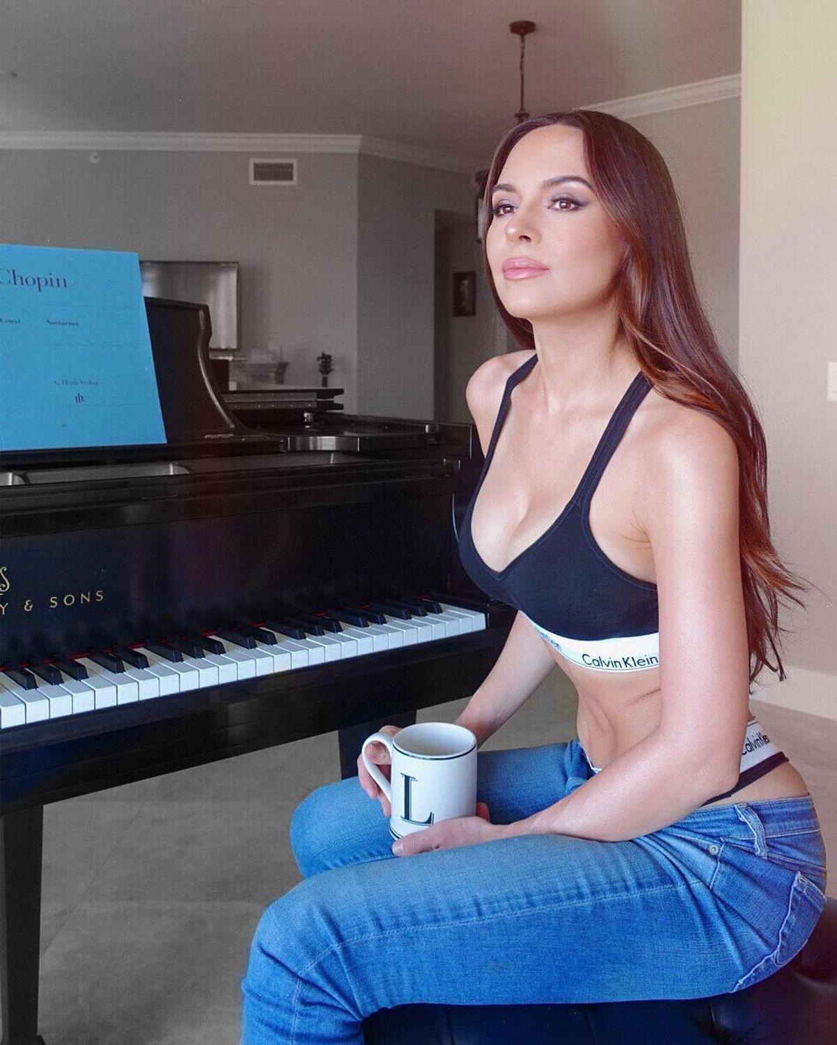 VIDEO+FOTO INCENDIARE Lola Astanova, spectaculoasa pianistă care l-a cucerit pe Novak Djokovic: „Mulțumesc, doamna profesoară!”