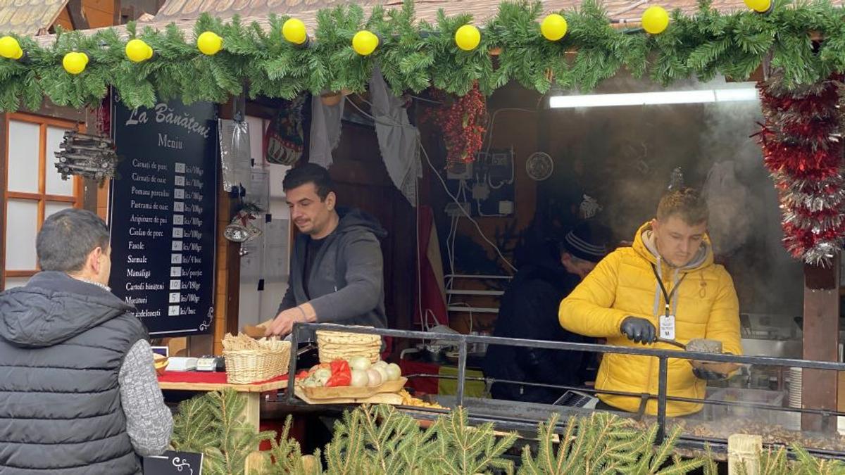 FOTO Poftiți la cârnați de la Liviu Ganea! Fostul campion al României e comerciant la Târgul de Crăciun din București