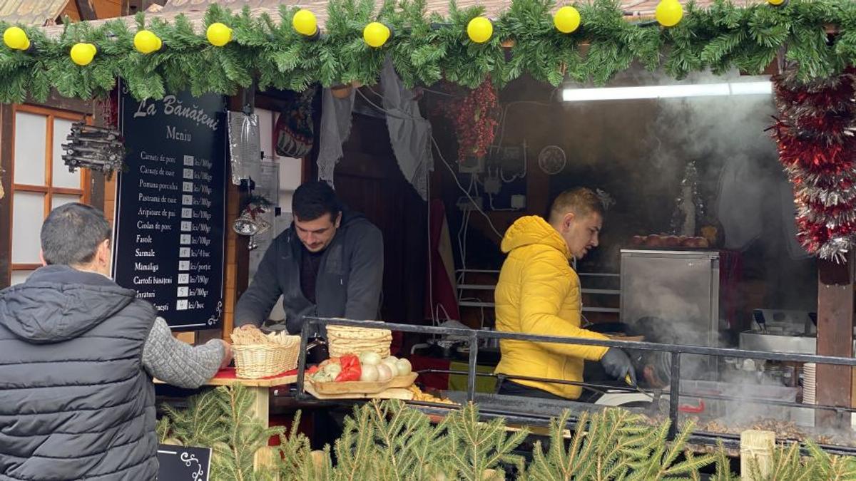 FOTO Poftiți la cârnați de la Liviu Ganea! Fostul campion al României e comerciant la Târgul de Crăciun din București