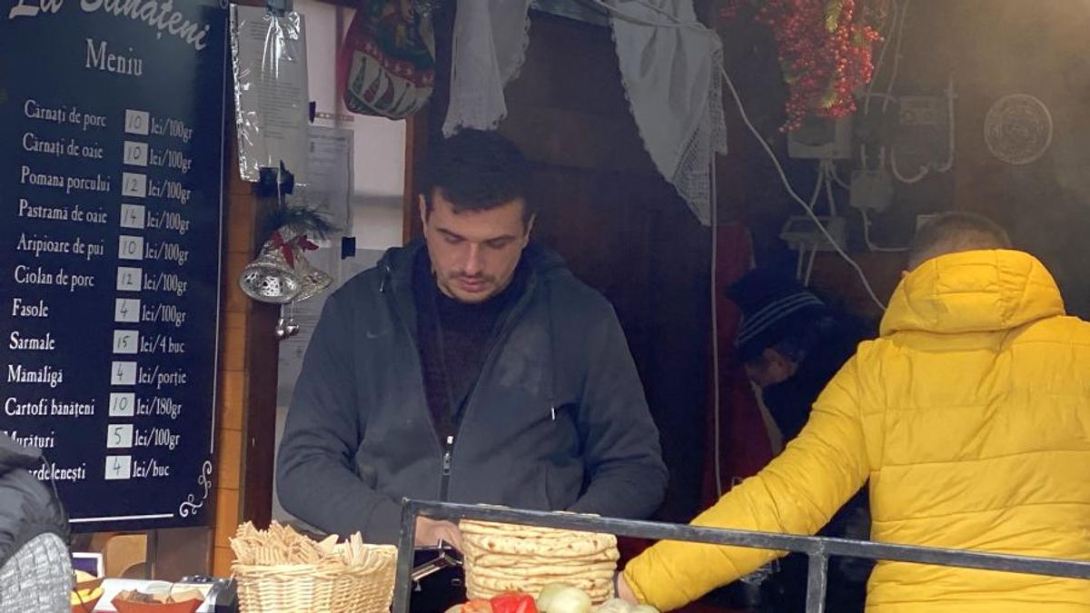 FOTO Poftiți la cârnați de la Liviu Ganea! Fostul campion al României e comerciant la Târgul de Crăciun din București