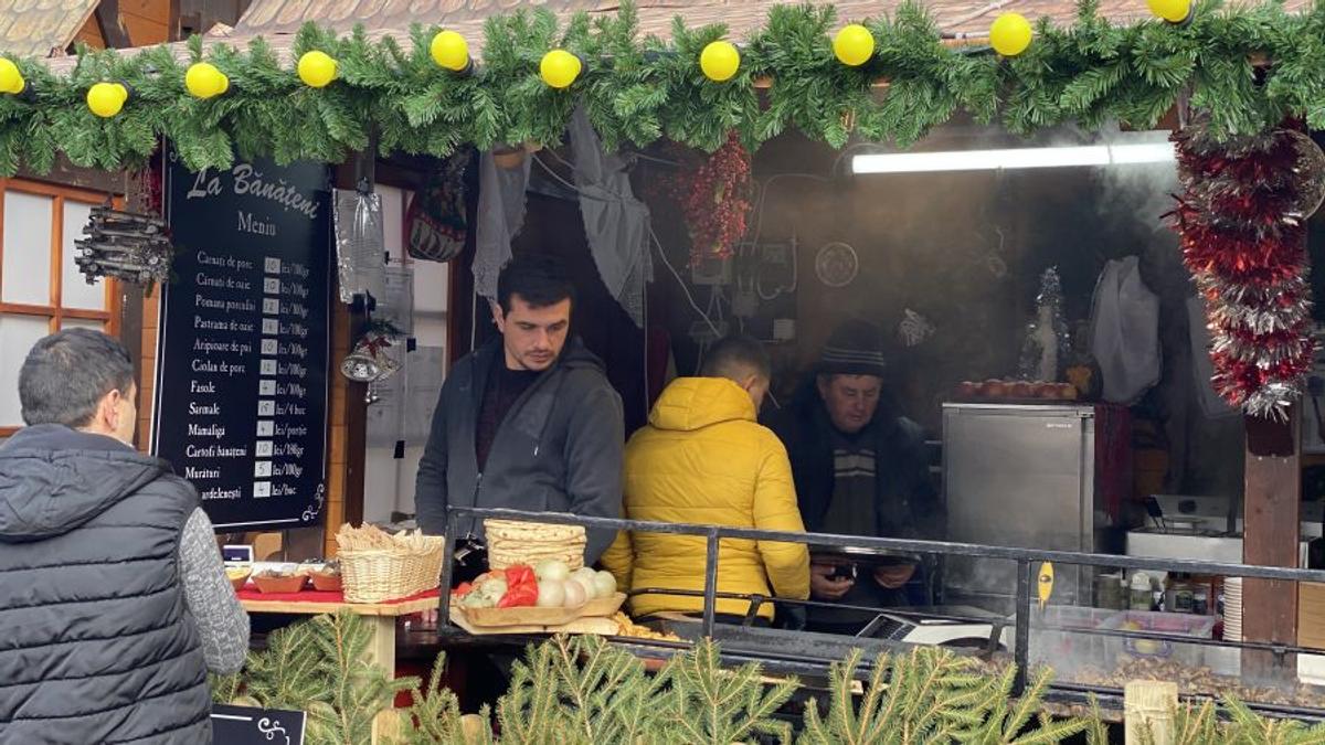 FOTO Poftiți la cârnați de la Liviu Ganea! Fostul campion al României e comerciant la Târgul de Crăciun din București