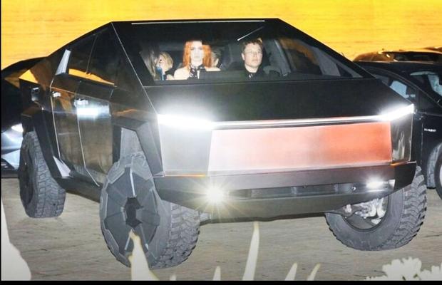 VIDEO Elon Musk, un alt moment penibil! A ieșit la plimbare cu Tesla Cybertruck și a lovit un con de semnalizare rutieră!