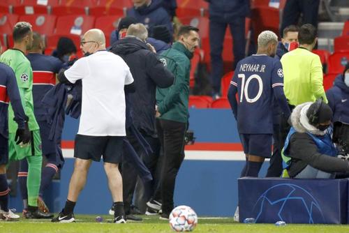 Sebastian Colțescu, protagonistul unui derapaj rasist în PSG - Istanbul Basaksehir / foto: Reuters