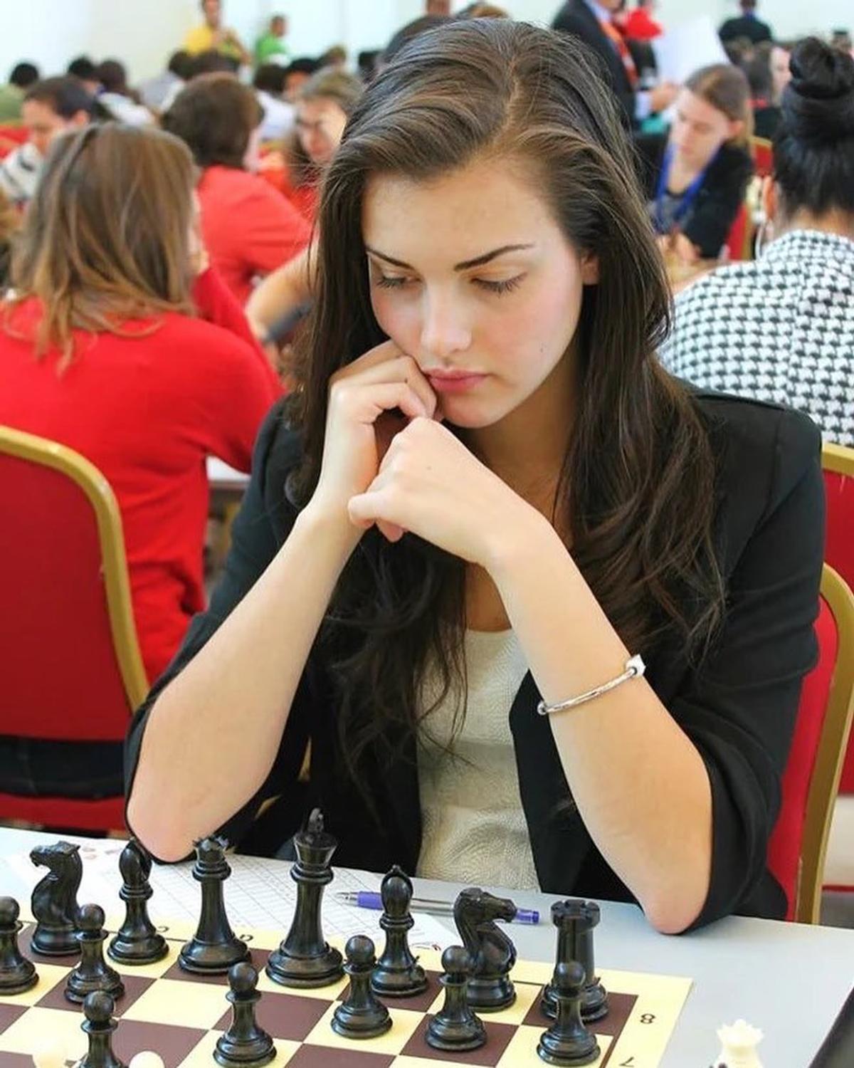 FOTO Superba Alexandra Botez e revelația șahului american după succesul serialului „The Queen's Gambit”