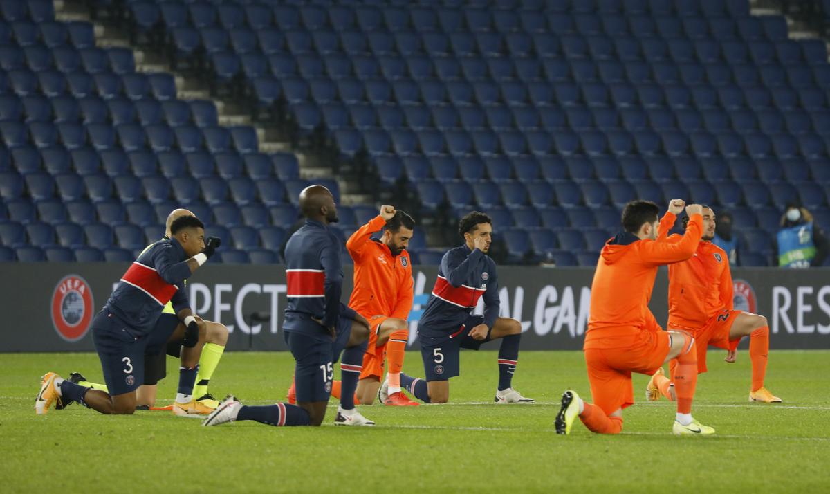 VIDEO + FOTO Protest împotriva rasismului înainte de restartul din PSG - Bașakșehir! Neymar și-a stăpânit cu greu emoțiile