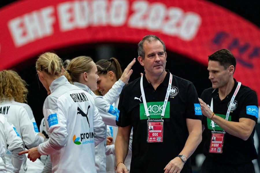 Henk Groener FOTO: ImagoImages Scandal în grupa României de la Campionatul European de handbal feminin » EHF, acuzată că avantajează o națională! S-a implicat și selecționerul României