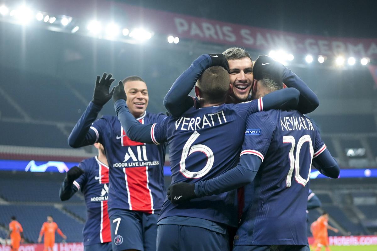 Imaginea serii în Champions League! Jucătorii lui Monchengladbach, înghesuiți în jurul unei tablete după înfrângerea cu Real Madrid