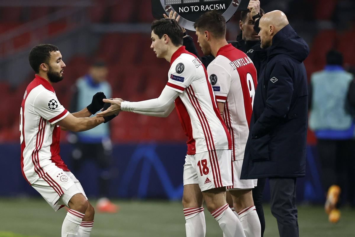 Imaginea serii în Champions League! Jucătorii lui Monchengladbach, înghesuiți în jurul unei tablete după înfrângerea cu Real Madrid