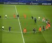 Imaginea serii în Champions League! Jucătorii lui Monchengladbach, înghesuiți în jurul unei tablete după înfrângerea cu Real Madrid