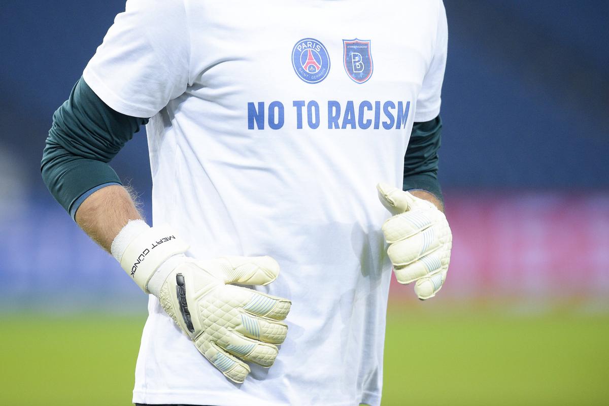VIDEO + FOTO Protest împotriva rasismului înainte de restartul din PSG - Bașakșehir! Neymar și-a stăpânit cu greu emoțiile