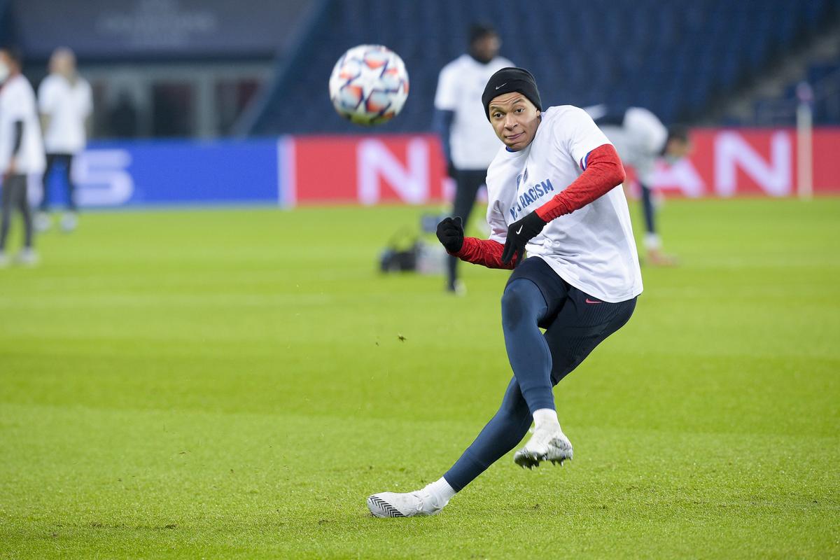 VIDEO + FOTO Protest împotriva rasismului înainte de restartul din PSG - Bașakșehir! Neymar și-a stăpânit cu greu emoțiile