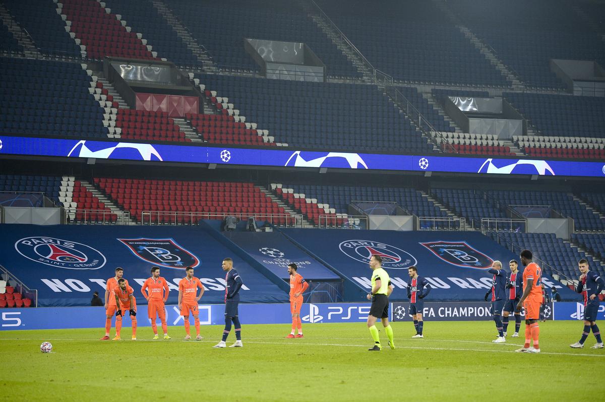 Încă un moment controversat în PSG - Bașakșehir! Ce era să pățească înlocuitorul lui Hațegan + I-a fost frică să arate „roșu”?