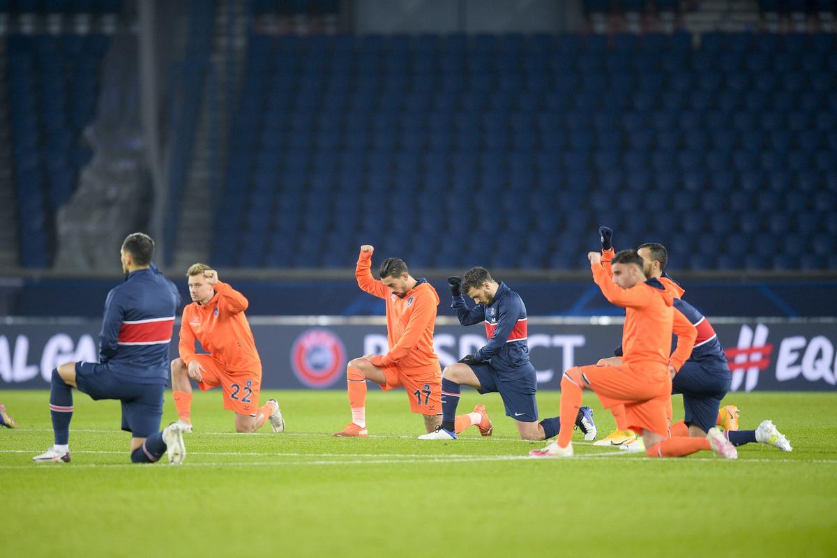 VIDEO + FOTO Protest împotriva rasismului înainte de restartul din PSG - Bașakșehir! Neymar și-a stăpânit cu greu emoțiile