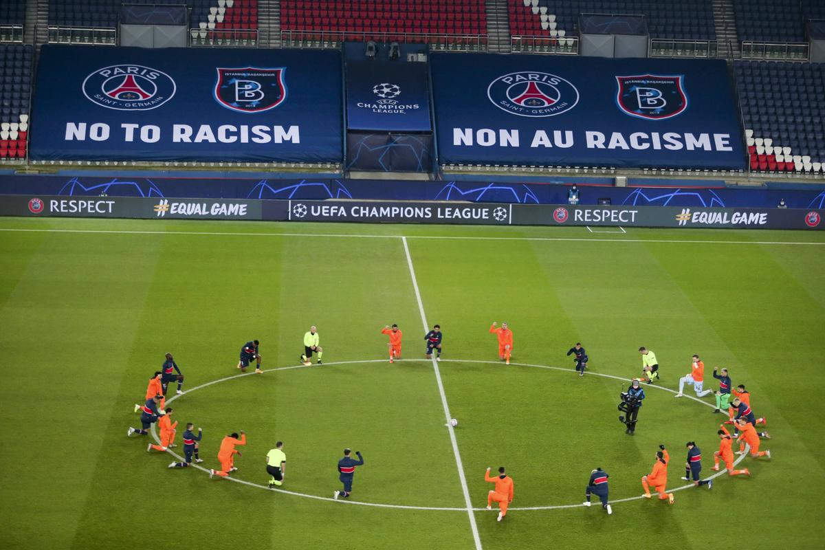 VIDEO + FOTO Protest împotriva rasismului înainte de restartul din PSG - Bașakșehir! Neymar și-a stăpânit cu greu emoțiile