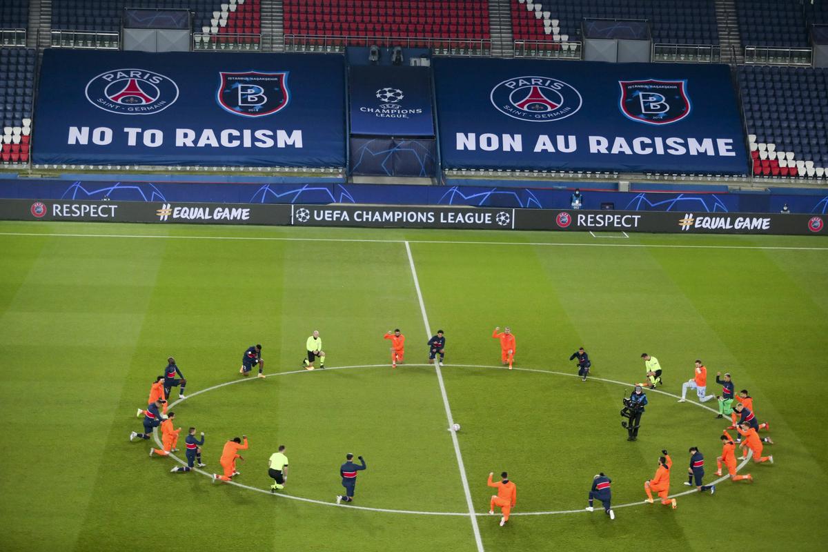 VIDEO + FOTO Protest împotriva rasismului înainte de restartul din PSG - Bașakșehir! Neymar și-a stăpânit cu greu emoțiile