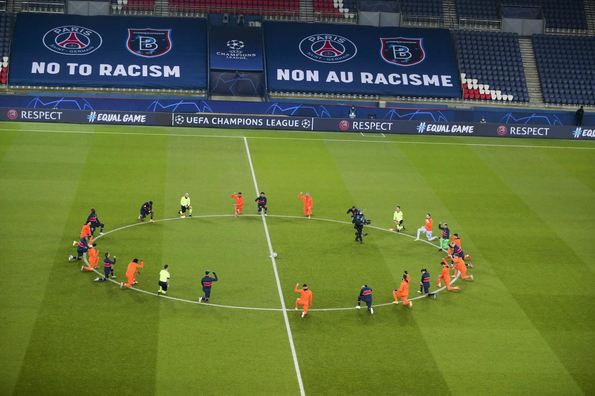 VIDEO + FOTO Protest împotriva rasismului înainte de restartul din PSG - Bașakșehir! Neymar și-a stăpânit cu greu emoțiile