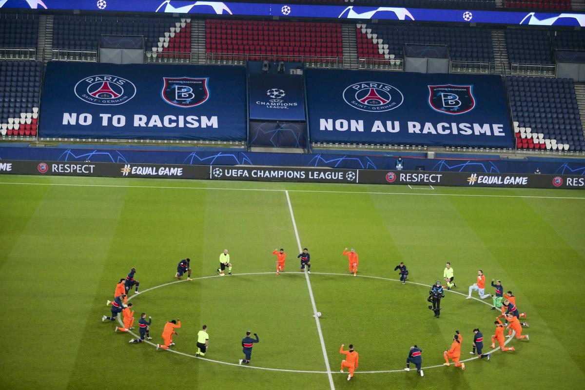 VIDEO + FOTO Protest împotriva rasismului înainte de restartul din PSG - Bașakșehir! Neymar și-a stăpânit cu greu emoțiile