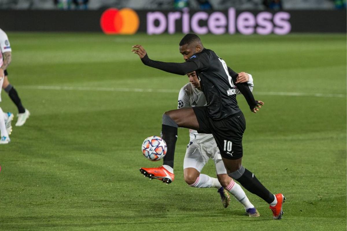 Imaginea serii în Champions League! Jucătorii lui Monchengladbach, înghesuiți în jurul unei tablete după înfrângerea cu Real Madrid