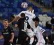 Imaginea serii în Champions League! Jucătorii lui Monchengladbach, înghesuiți în jurul unei tablete după înfrângerea cu Real Madrid