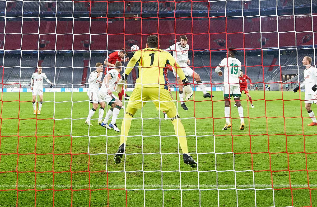 Imaginea serii în Champions League! Jucătorii lui Monchengladbach, înghesuiți în jurul unei tablete după înfrângerea cu Real Madrid