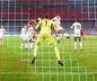 Imaginea serii în Champions League! Jucătorii lui Monchengladbach, înghesuiți în jurul unei tablete după înfrângerea cu Real Madrid
