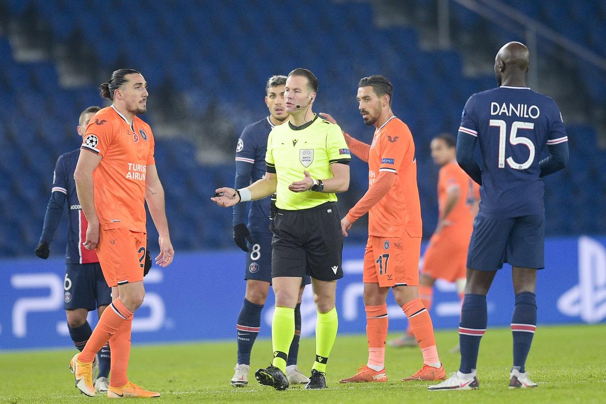 Încă un moment controversat în PSG - Bașakșehir! Ce era să pățească înlocuitorul lui Hațegan + I-a fost frică să arate „roșu”?