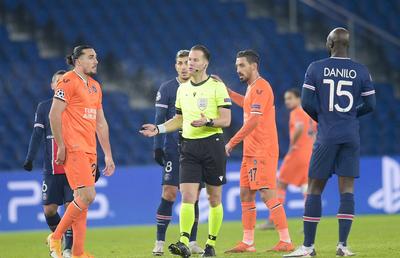 Încă un moment controversat în PSG - Bașakșehir! Ce era să pățească înlocuitorul lui Hațegan + I-a fost frică să arate „roșu”?