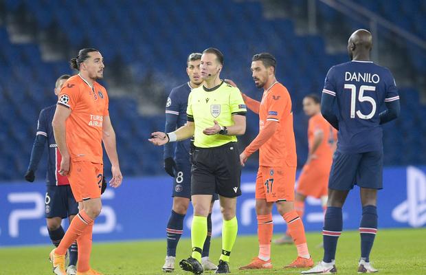 Încă un moment controversat în PSG - Bașakșehir! Ce era să pățească înlocuitorul lui Hațegan + I-a fost frică să arate „roșu”?