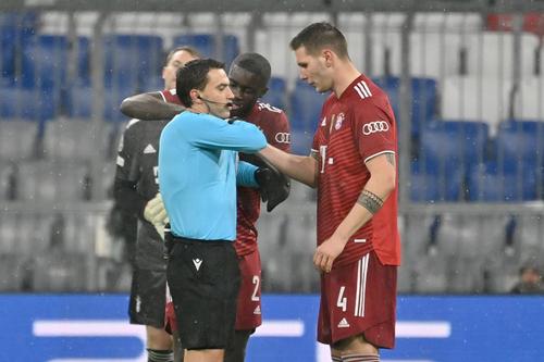 Arbitrul român Ovidiu Hațegan, 41 de ani, s-a ridicat la nivelul meciului Bayern - Barcelona 3-0 din Liga Campionilor.