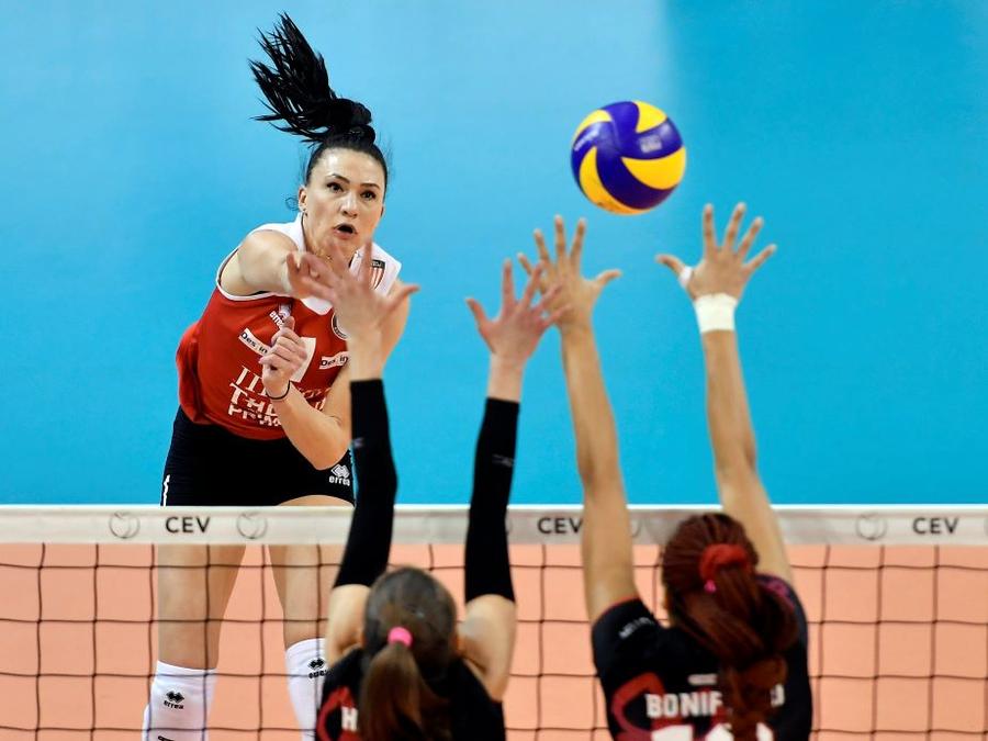Ioana Baciu atacând în meciul tur al finalei Cupei CEV 2019, pe când juca la Alba Blaj Foto sportpictures.eu Fata de 10! Experimentata Ioana Baciu spune că vrea încă un titlu înainte de retragere, explică de ce nu mai vine la națională și descrie anul petrecut în Germania, unde „sportivii sunt iubiți și respectați”