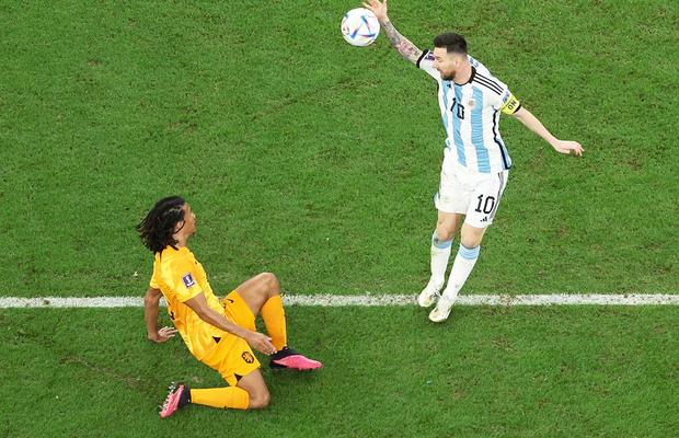 „De ce nu a fost eliminat? Pentru că e Messi” » Revoltă pentru faza controversată în care arbitrul l-a iertat pe Messi