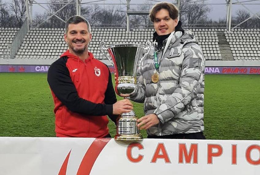 Cătălin Hîdan jr, nepotul regretatului Cătălin Hîldan (în dreapta) a coborât din tribune pentru a-și felicita tatăl, care e „secund” la echipa „buldogilor”