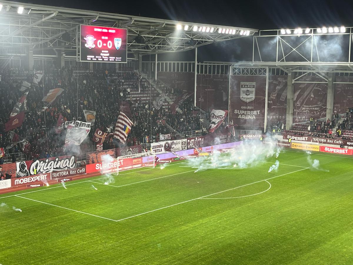 S-au aruncat torțe și petarde în Rapid - FC Voluntari