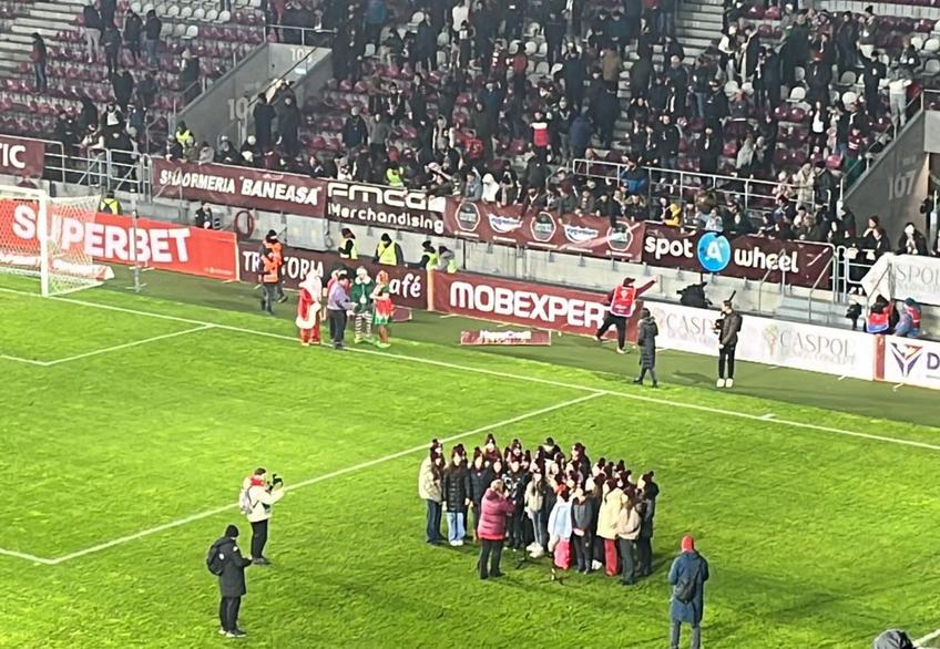 Rapidiștii au intrat în spiritul sărbătorilor la meciul cu FC Voluntari, ultimul jucat pe arena din Giulești în anul 2023.