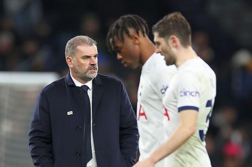 Antrenorul și jucătorii lui Tottenham, decepționați după eșecul cu West Ham // foto: Guliver/gettyimages