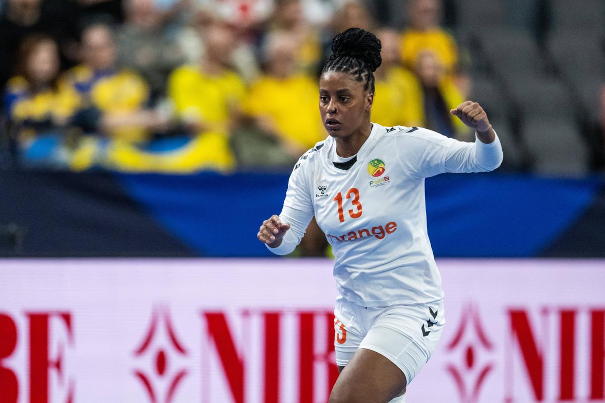 Cine e Soukeina Sagna, handbalista-fotomodel care face senzație la Mondial