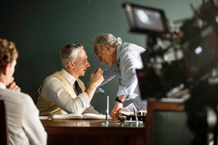 Adam Driver și regizorul Michael Mann în timpul filmărilor Foto Imago „Ferrari” vine și în România » Adam Driver, despre presiunea de a intra în pielea marelui Enzo: „Oamenii îți amintesc zilnic ce înseamnă pentru ei”