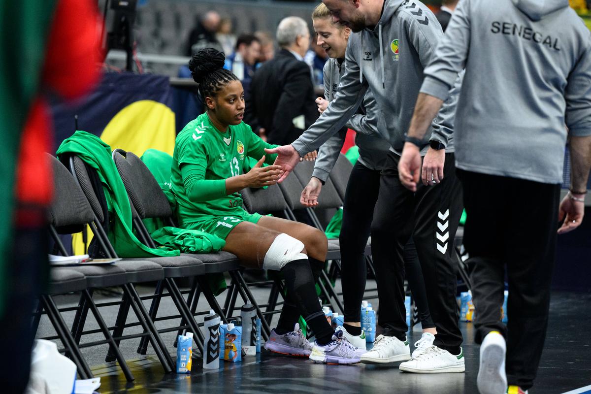 Cine e Soukeina Sagna, handbalista-fotomodel care face senzație la Mondial