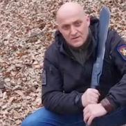 Horațiu Potra s-a filmat în pădure cu o macetă, în timp ce-i amenința pe unii politicieni români / Captură Antena 3 CNN