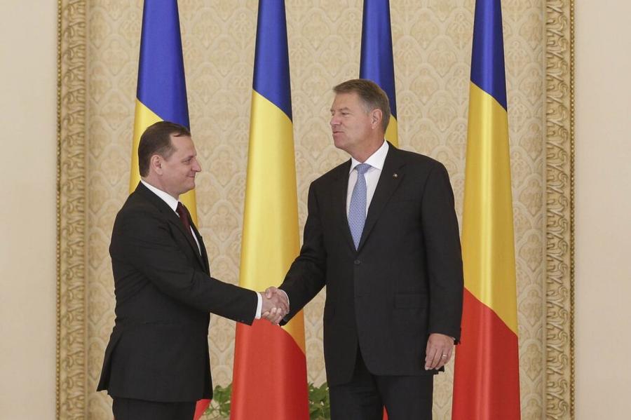 Directorul SIE, Gabriel Vlase, alături de președintele Klaus Iohannis Gabriel Vlase, șeful SIE, a zburat cu avion privat în Azerbaidjan, Emiratele Arabe Unite și Italia pentru a vedea cursele de Formula 1
