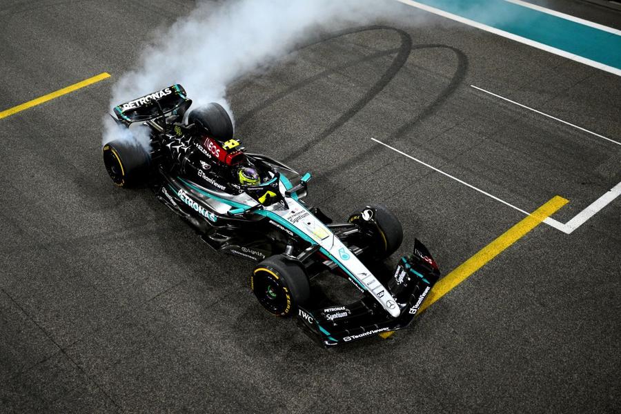 Lewis Hamilton, la finalul ultimei curse alături de Mercedes/Foto: Getty Images Lewis Hamilton, după 12 ani și 6 titluri alături de Mercedes: „A fost cea mai mare onoare a vieții mele” » Ce au declarat Carlos Sainz și Charles Leclerc